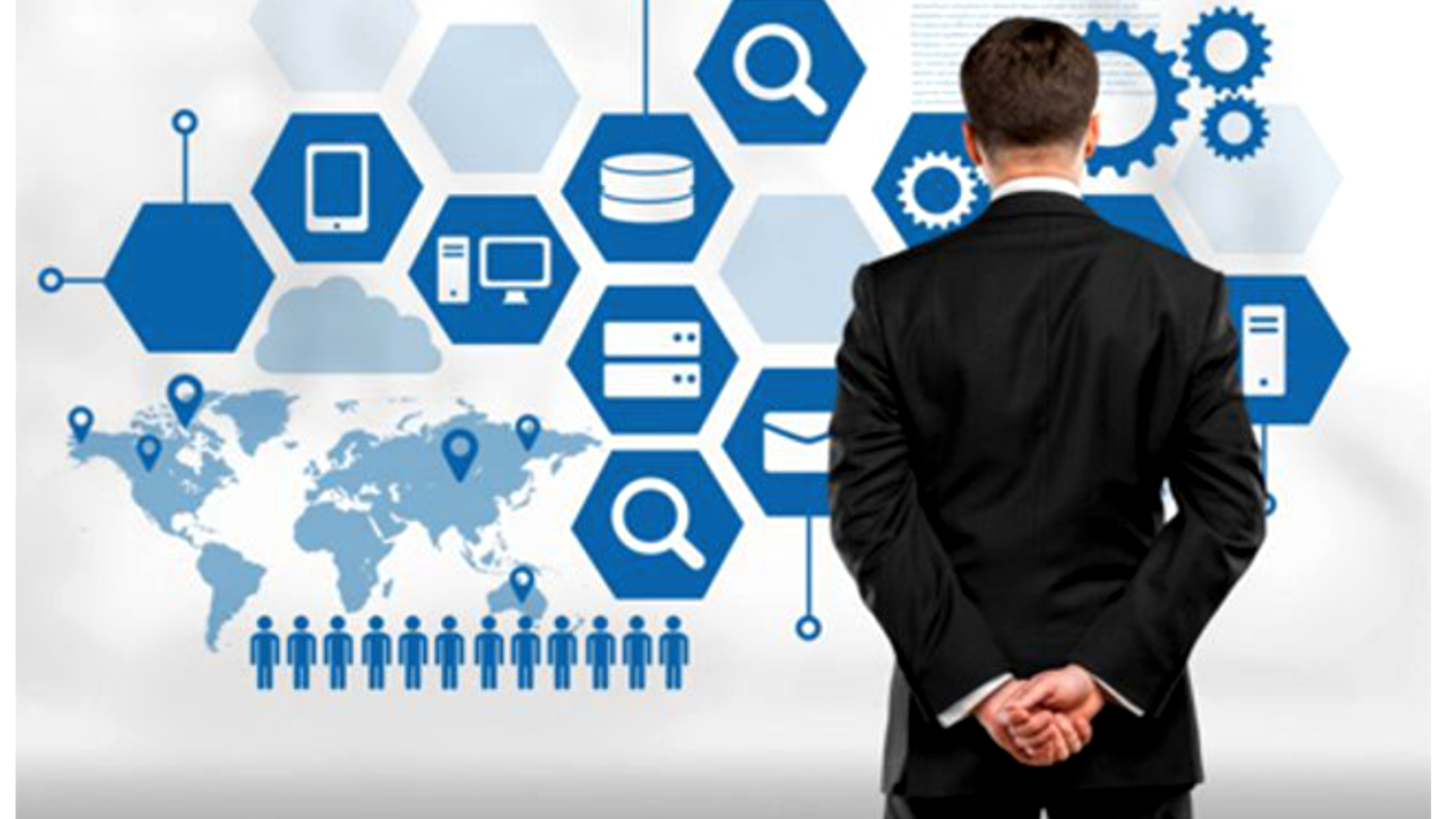 Profesional analizando arquitectura de sistemas y datos